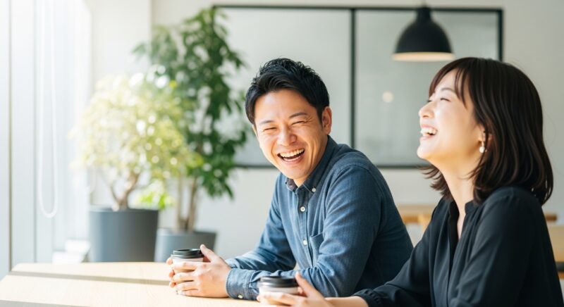 カフェのような空間で転職エージェントと笑顔で話す求職者。伴走支援を表現した温かいシーン。